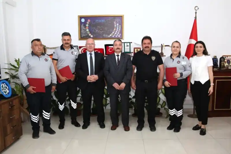 Zabıtaya Başarı Ödülünü Emniyet Müdürü Verdi