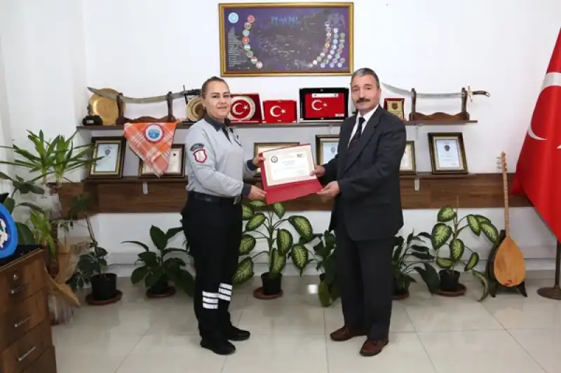 Zabıtaya Başarı Ödülünü Emniyet Müdürü Verdi