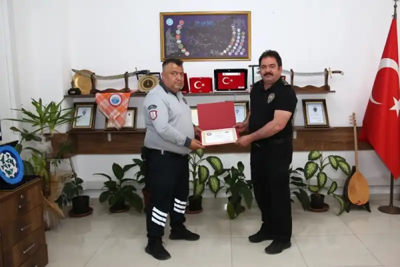Zabıtaya Başarı Ödülünü Emniyet Müdürü Verdi