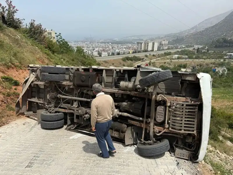 Depremzedenin Eşyasını Taşıyan Kamyon Devrildi