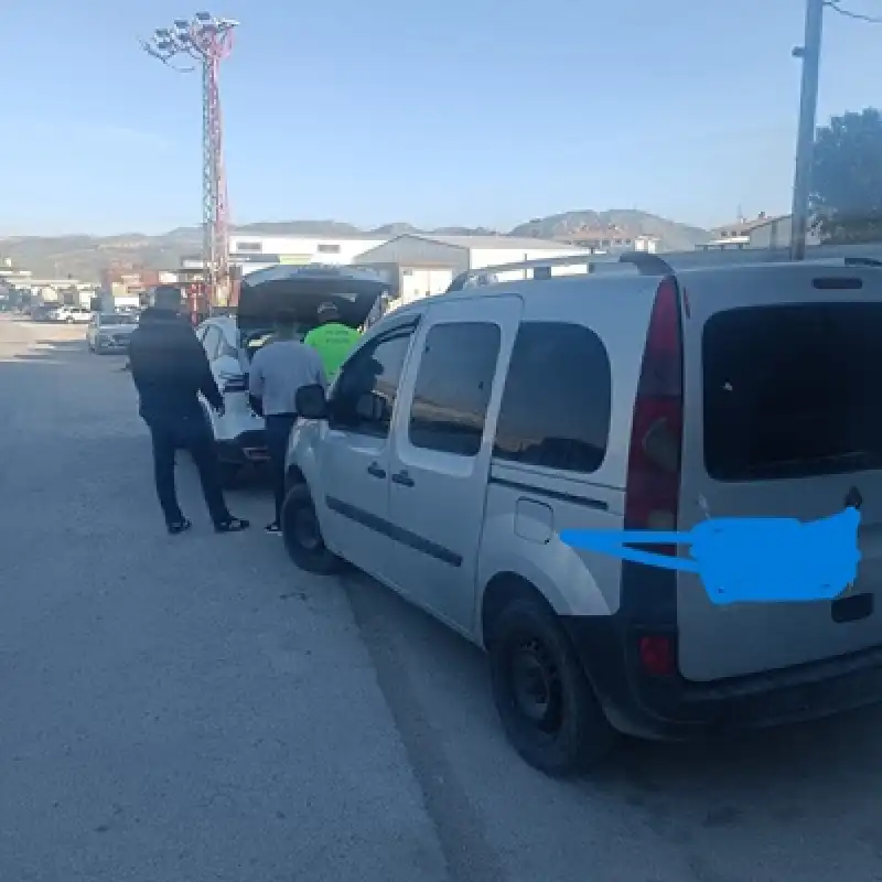 Seyir Halindeki Araçtan Şişe Fırlattı: Sürücüye Para Ve Adli Ceza