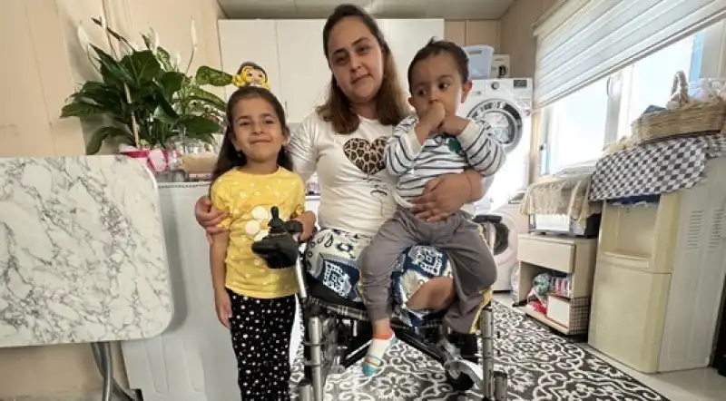 İki Bacağı Ampute Edilen Depremzede Anne, Biri Engelli 2 Evladıyla Yaşama Tutunuyor
