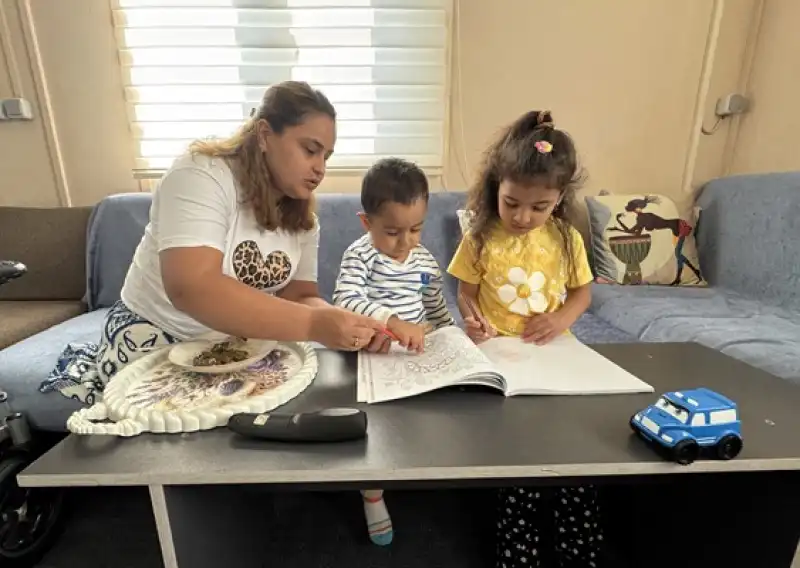 İki Bacağı Ampute Edilen Depremzede Anne, Biri Engelli 2 Evladıyla Yaşama Tutunuyor