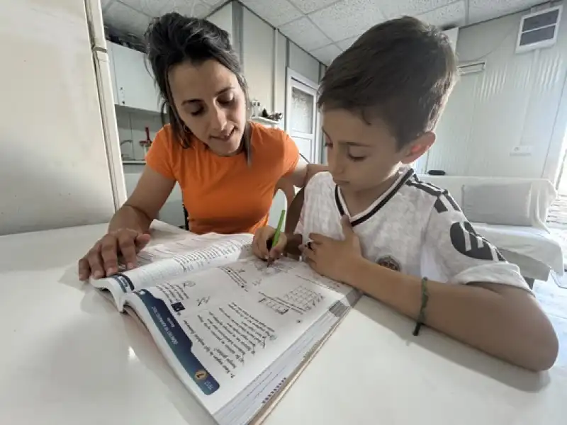 Enkazda Sesiyle Hayata Tutunduğu Oğluna Hem Annelik Hem Babalık Yapıyor 