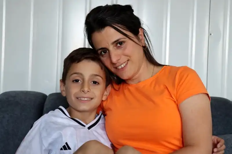 Enkazda Sesiyle Hayata Tutunduğu Oğluna Hem Annelik Hem Babalık Yapıyor