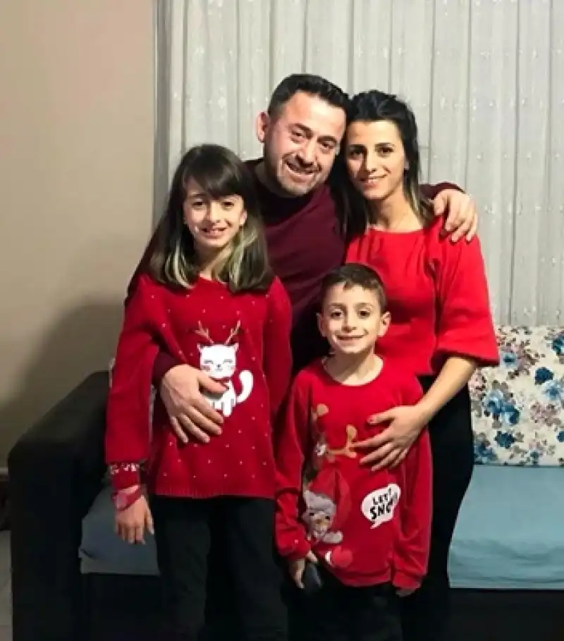 Enkazda Sesiyle Hayata Tutunduğu Oğluna Hem Annelik Hem Babalık Yapıyor