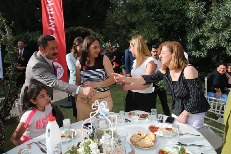 Hatay Valisi Masatlı, Depremzede Annelerle Bir Araya Geldi