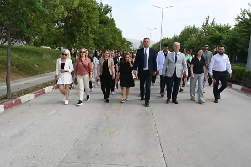 MKÜ Hastanesi Hemşireleri Deprem Şehitleri İçin Yürüdü