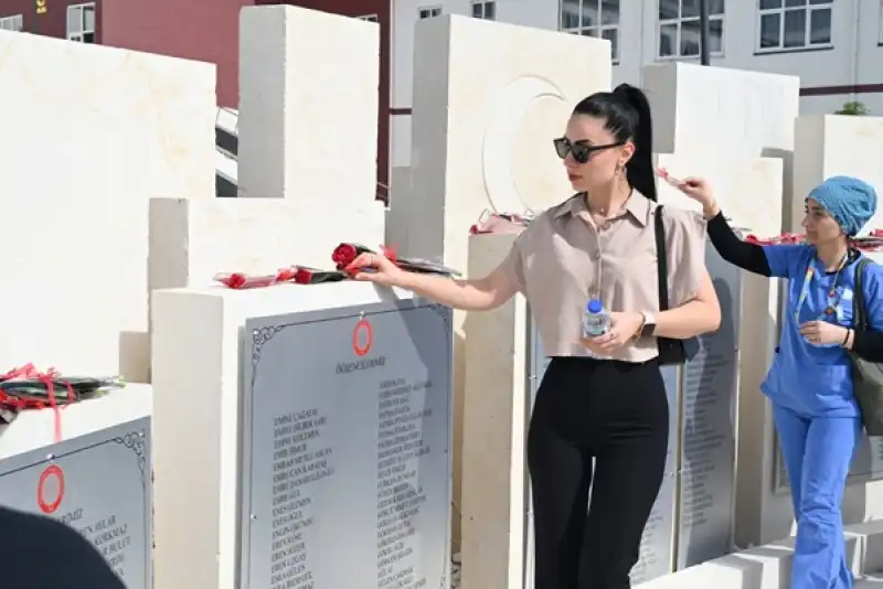 MKÜ Hastanesi Hemşireleri Deprem Şehitleri İçin Yürüdü