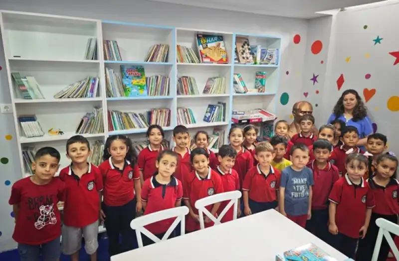 Üniversite öğrencilerinden Hatay'daki Okula Kütüphane Desteği