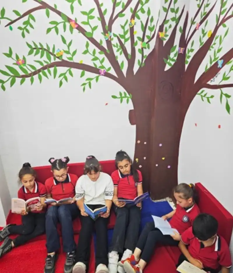 Üniversite öğrencilerinden Hatay'daki Okula Kütüphane Desteği