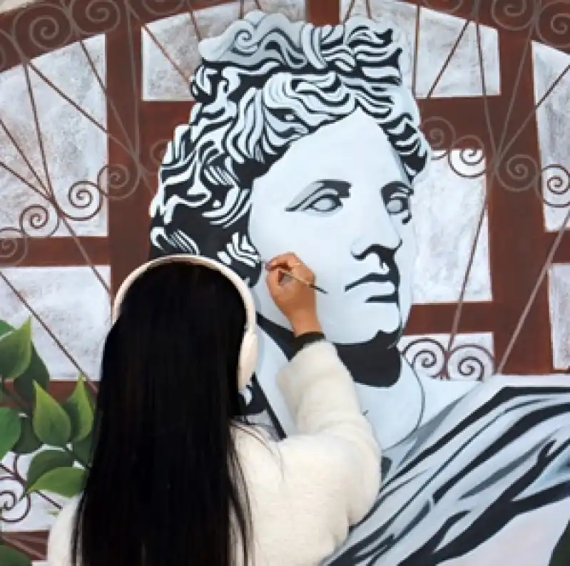 Kültür Sanat Çarşısı’nda Mitoloji Ve Tarih Buluştu: Ressam Esra Sönmez'den Anlamlı Eser