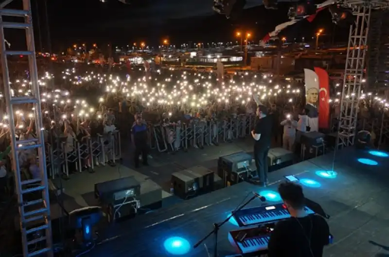 Şarkıcı Ekin Uzunlar, Kırıkhan'da Sahne Aldı