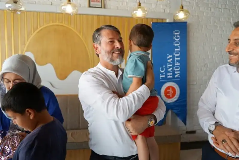 Altınözü’nde Yetim Yüzler Bayramlıklarla Güldü