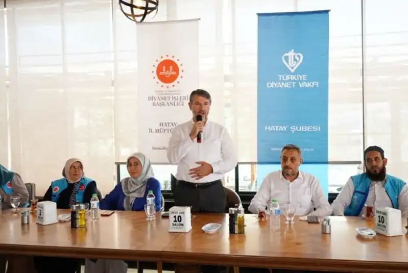 Altınözü’nde Yetim Yüzler Bayramlıklarla Güldü