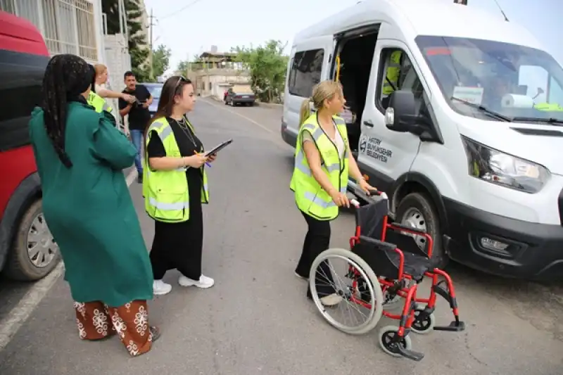 HBB Tekerlekli Sandalye Dağıtımını Sürdürüyor