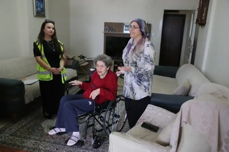 HBB Tekerlekli Sandalye Dağıtımını Sürdürüyor