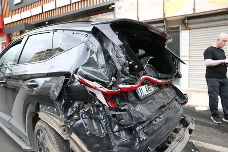 Hatay'da Freni Arızalanan Iş Makinesi Park Halindeki 4 Araca çarptı