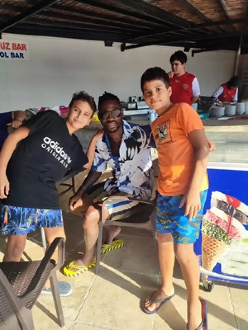 Ali Gülbahar’dan Torunlarına Büyük Jest: Ruud Gullit İmzalı Forma Sürprizi