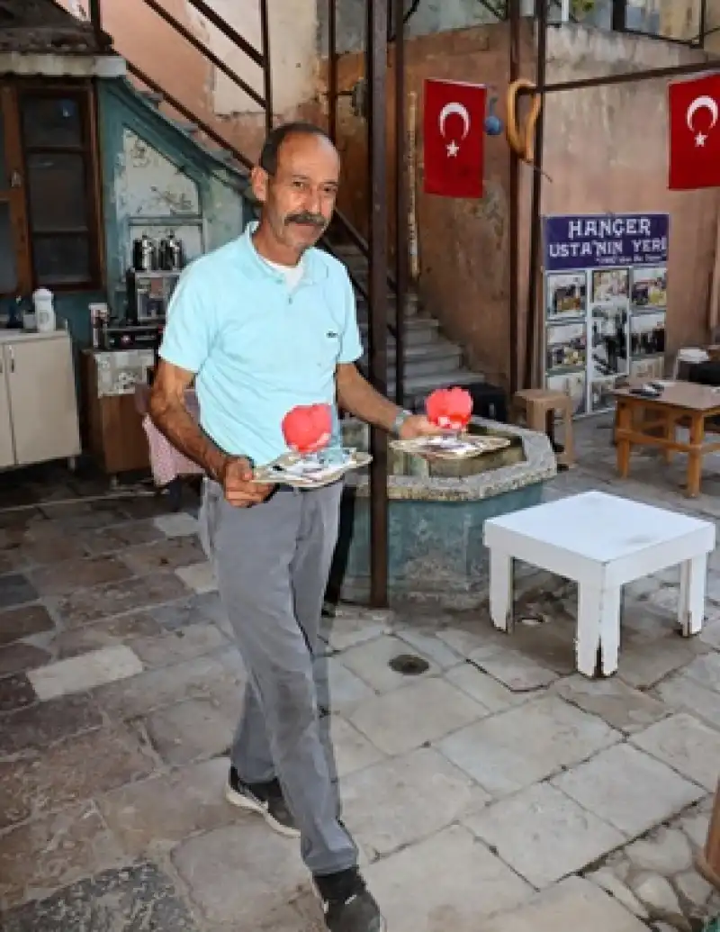 Tarihi Uzun Çarşı’da Serinleten Lezzetler Hançer Usta’dan
