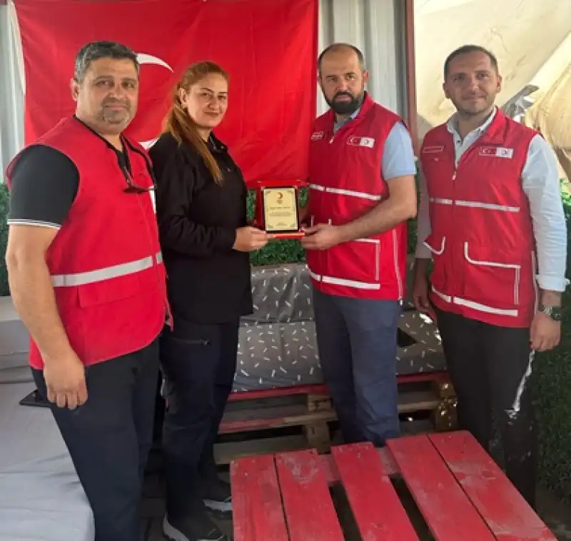Depremzedelerin Ablasına Kızılay Defne’den Plaket