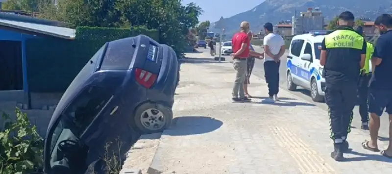 Samandağ'da Menfeze Düşen Otomobil Sürücüsü Yaralandı