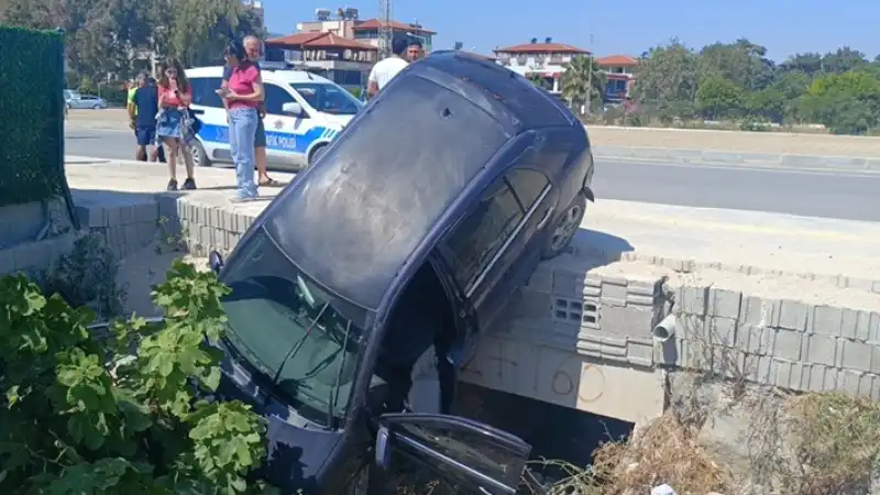 Samandağ'da Menfeze Düşen Otomobil Sürücüsü Yaralandı