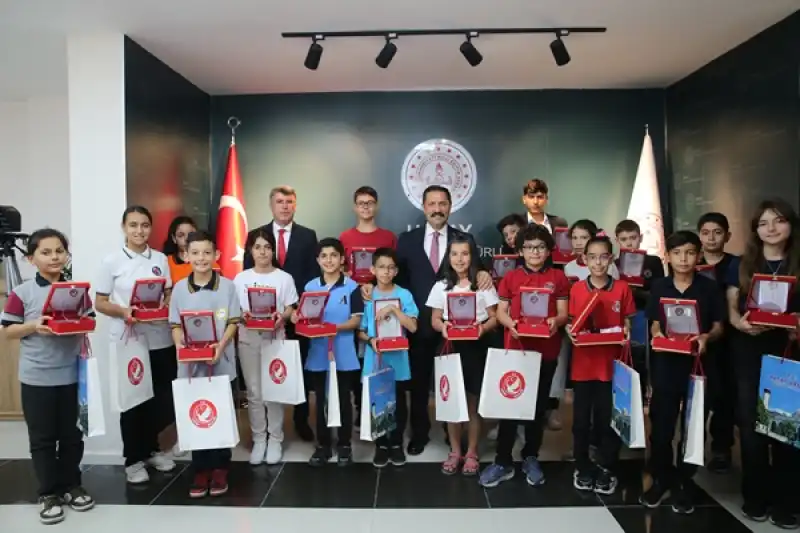 Hatay'da Bursluluk Sınavında Tam Puan Alan öğrenciler ödüllendirildi