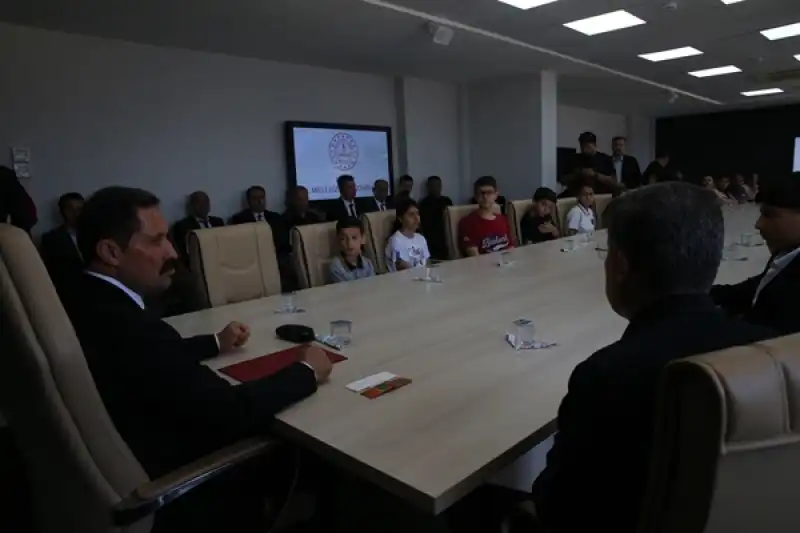 Hatay'da Bursluluk Sınavında Tam Puan Alan öğrenciler ödüllendirildi