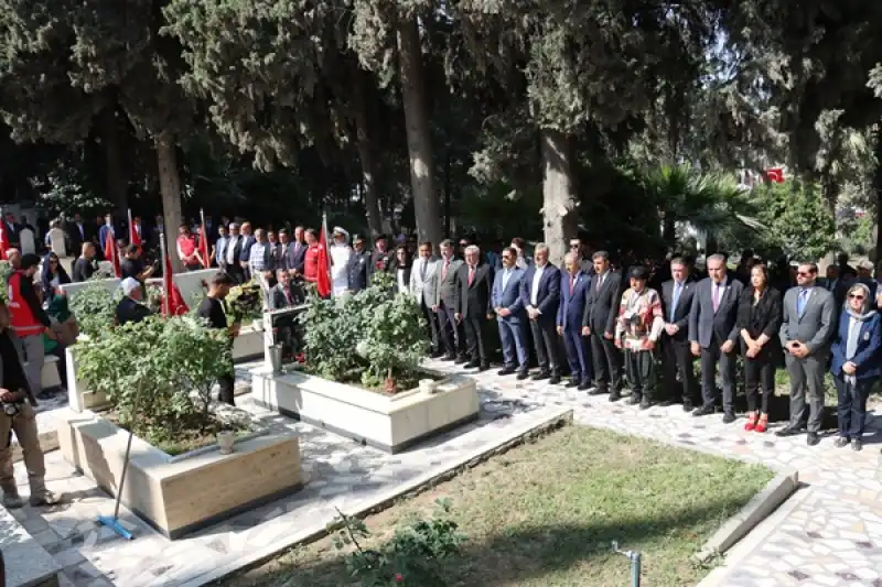 Hatay'da Bayram Arifesinde şehitlerin Ve Depremlerde ölenlerin Mezarları Ziyaret Edildi