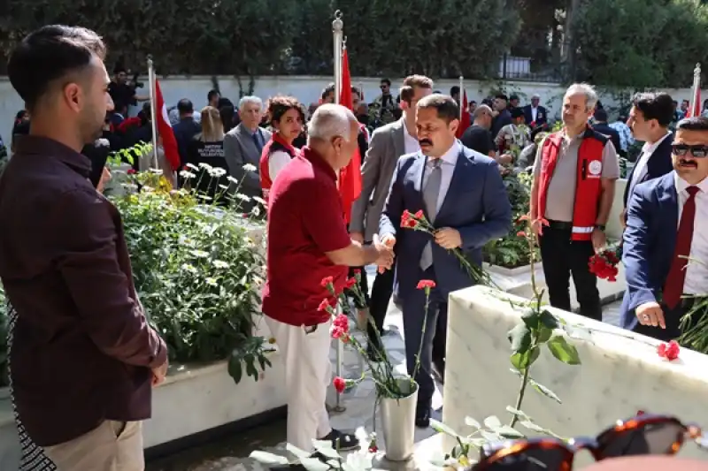 Hatay'da Bayram Arifesinde şehitlerin Ve Depremlerde ölenlerin Mezarları Ziyaret Edildi