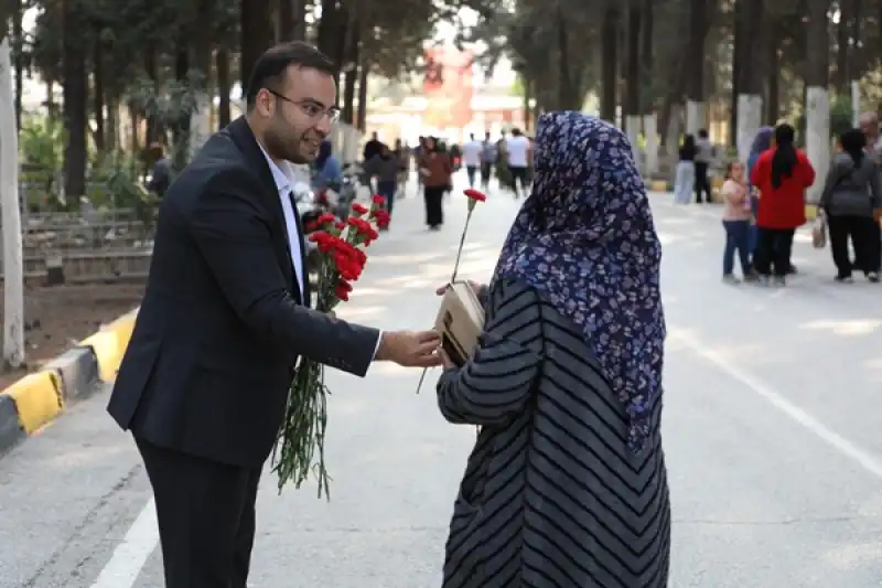 Mezarlıkta Ziyaretçiler Çiçekle Karşılandı