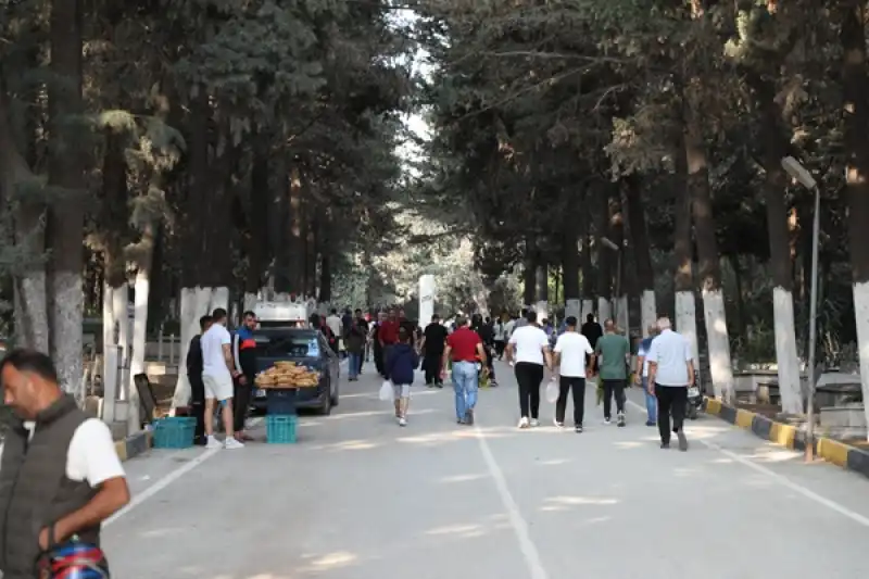 Mezarlıkta Ziyaretçiler Çiçekle Karşılandı