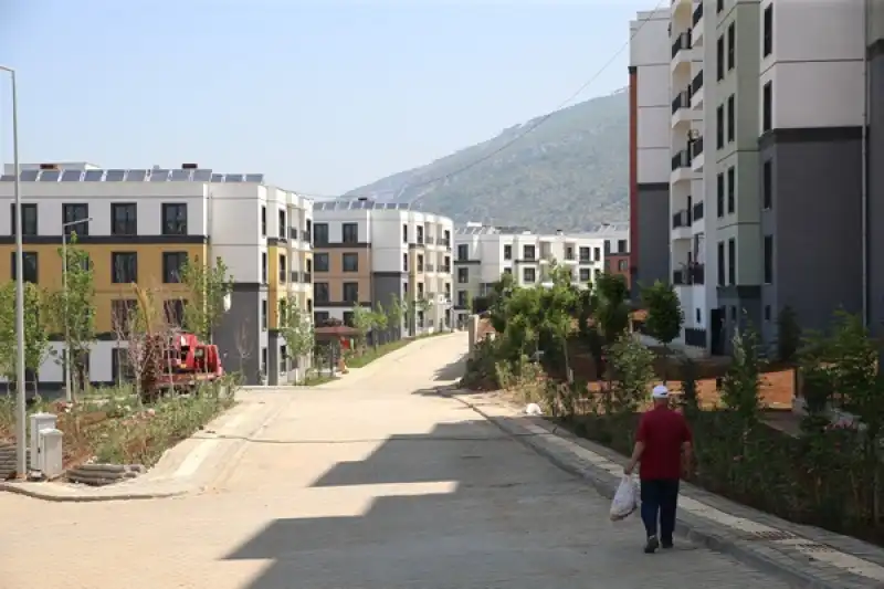 İskenderun'da Depremde Evini Kaybedenler Kurban Bayramı'na Yeni Yuvalarında Girdi