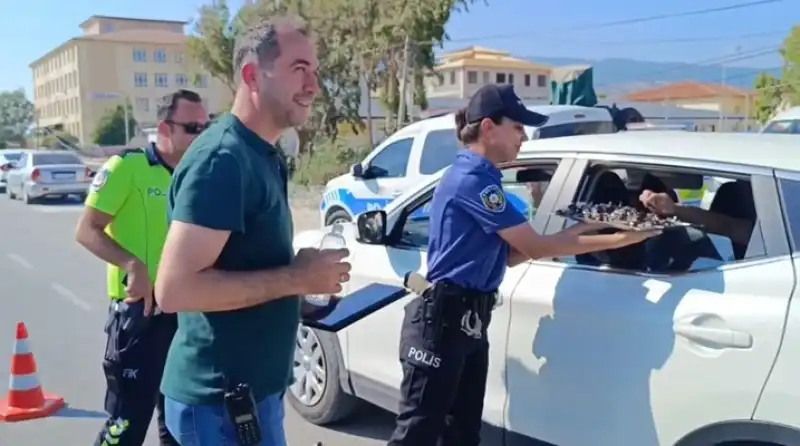Samandağ Emniyet Müdürlüğü'nden Sürücülere Tatlı İkramı 
