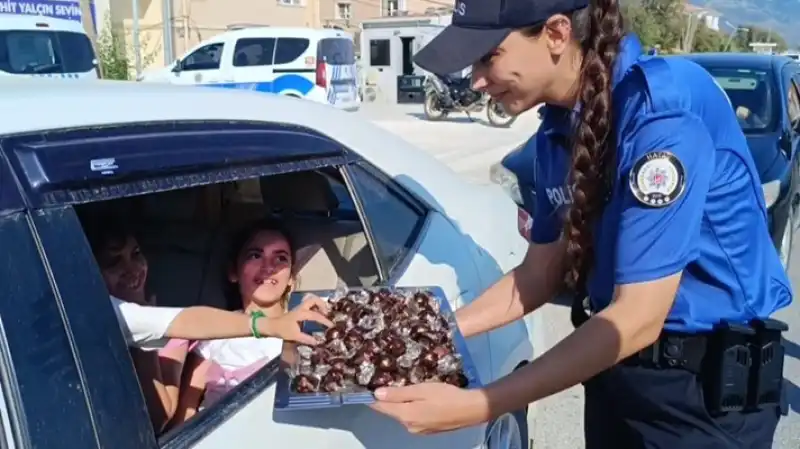Samandağ Emniyet Müdürlüğü'nden Sürücülere Tatlı İkramı 
