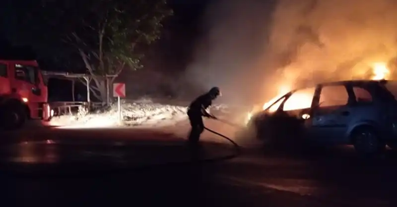 Kırıkhan’da Gece Yarısı Araç YangınıEkiplerin Hızlı Müdahalesi Alevleri Büyümeden Söndürdü