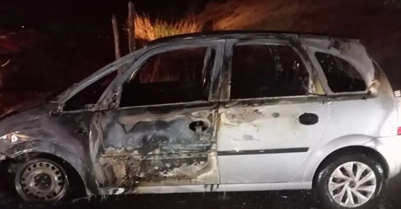 Kırıkhan’da Gece Yarısı Araç YangınıEkiplerin Hızlı Müdahalesi Alevleri Büyümeden Söndürdü