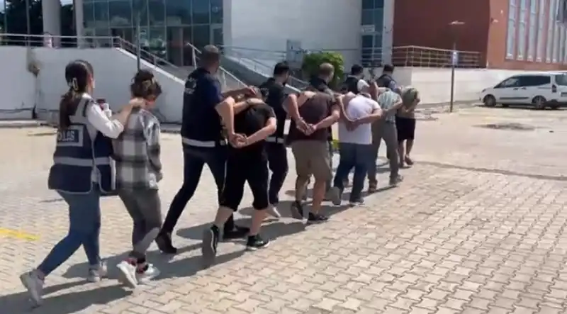 Aranan Şüpheliler, Silahlarla Birlikte Yakalandı!