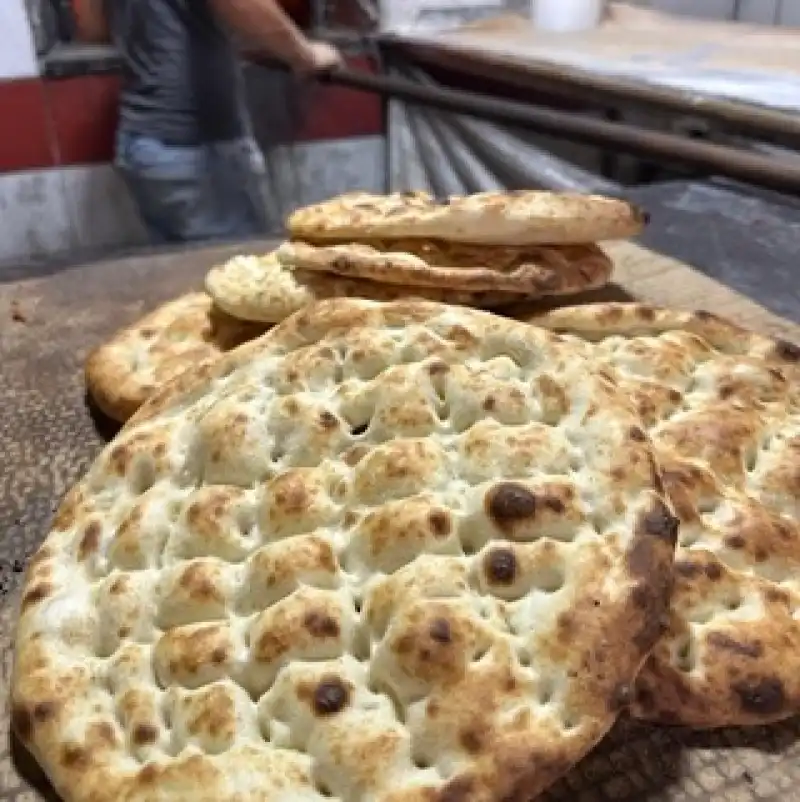 Antakya’nın Taş Fırın Lezzeti: Tırnaklı Pide Ekmek Sofraların Baş Tacı