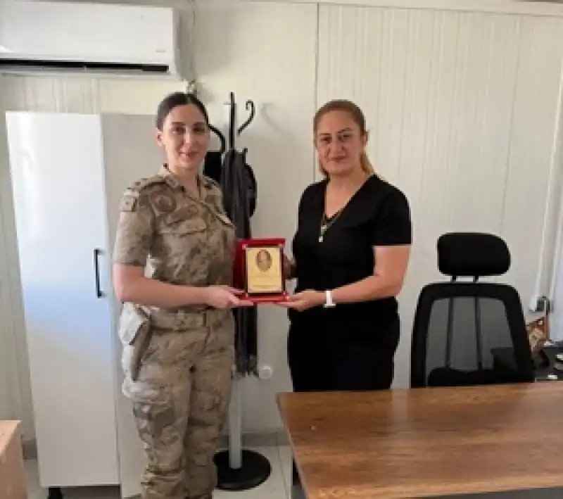 Üsteğmen Nagihan Boztepe’den Depremzedelerin Ablası Çilem Artan’a Plaket