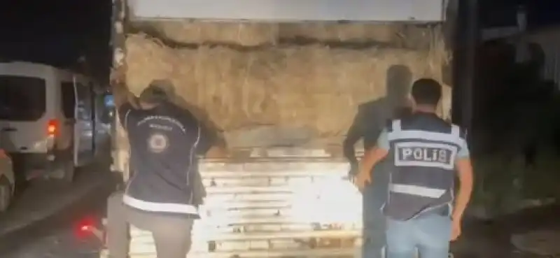 Saman Balyaları Altında 31 Göçmen Yakalandı