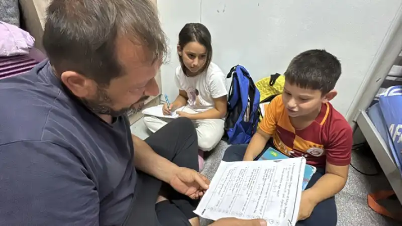 Depremde Eşini Kaybedince 4 çocuğuna Hem Anne Hem Baba Oldu