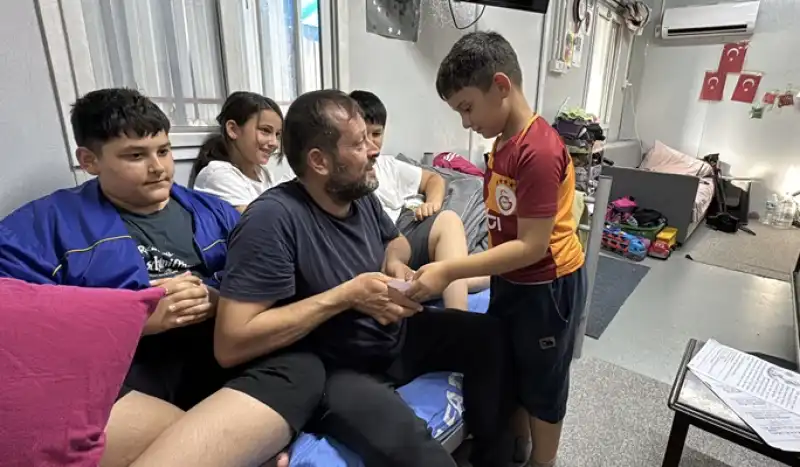 Depremde Eşini Kaybedince 4 çocuğuna Hem Anne Hem Baba Oldu
