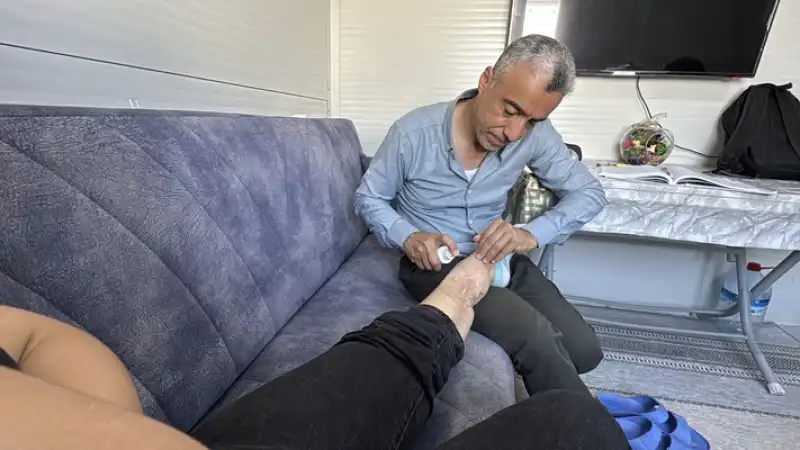 En Büyük Hayali Deprem Yüzünden Yürüme Zorluğu Yaşayan Kızının Sağlığına Kavuşması