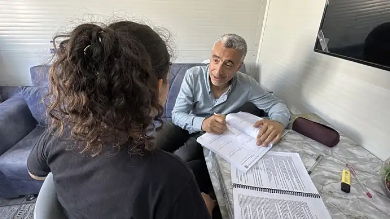 En Büyük Hayali Deprem Yüzünden Yürüme Zorluğu Yaşayan Kızının Sağlığına Kavuşması