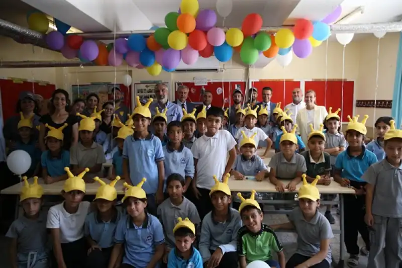 Hatay'da Kırsal Mahalledeki Okulun Kütüphanesini Turkcell Gönüllüleri Yeniledi