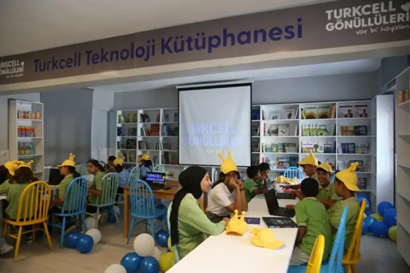 Hatay'da Kırsal Mahalledeki Okulun Kütüphanesini Turkcell Gönüllüleri Yeniledi
