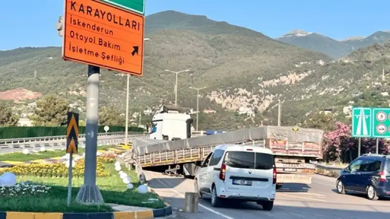 Hatay'da Seyir Halindeki Tırın Dorsesi Yerinden çıktı