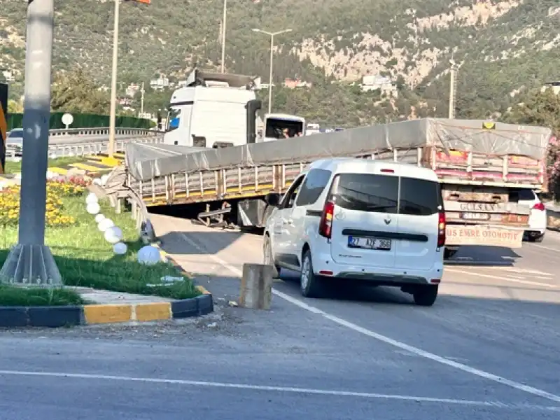 Hatay'da Seyir Halindeki Tırın Dorsesi Yerinden çıktı